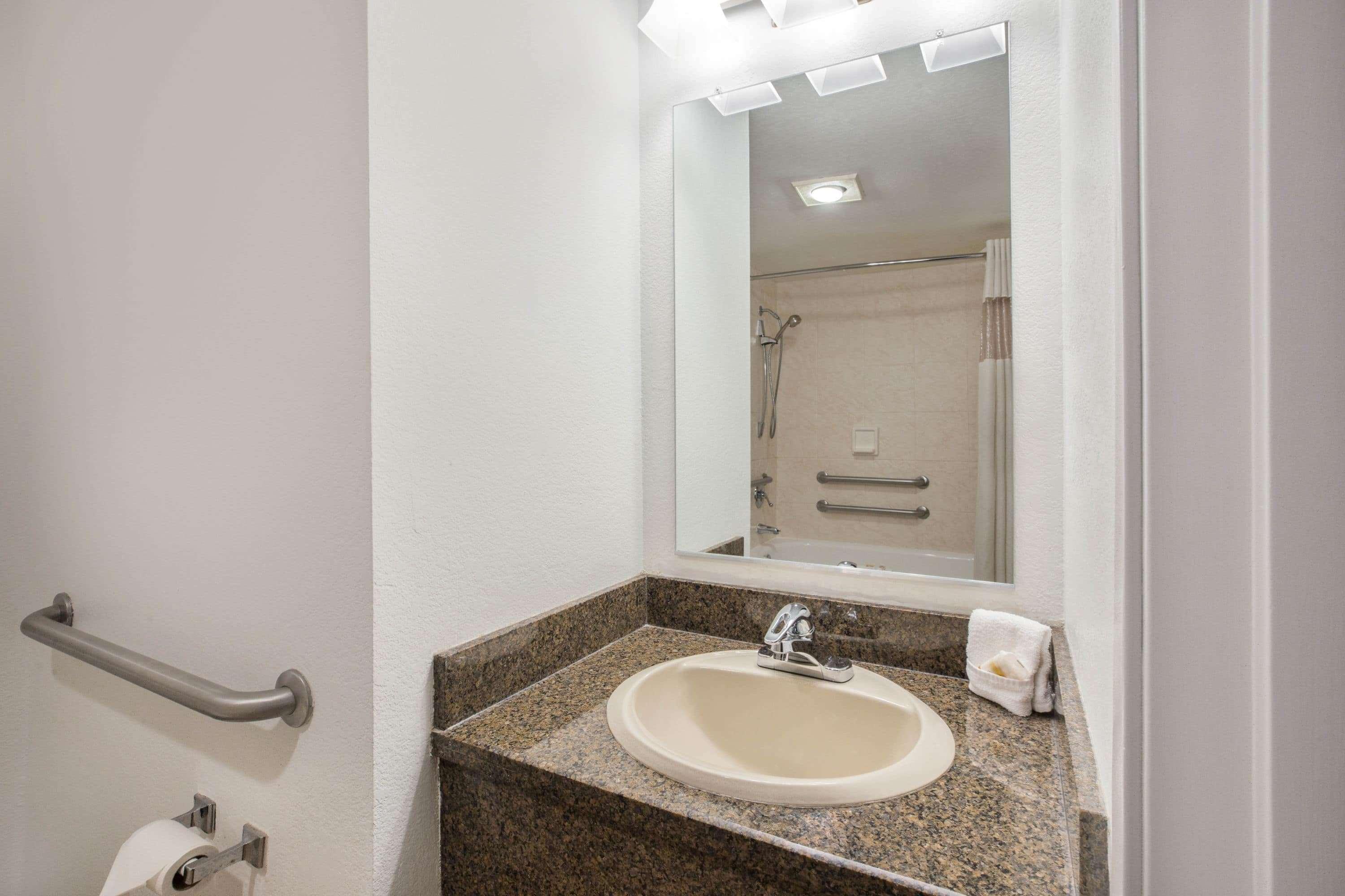 La Quinta Inn By Wyndham Everett Εξωτερικό φωτογραφία